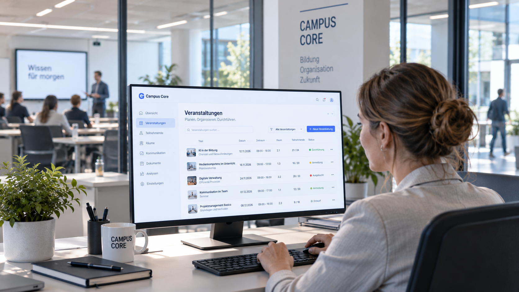 Mitarbeiterin plant Veranstaltungen in Campus Core